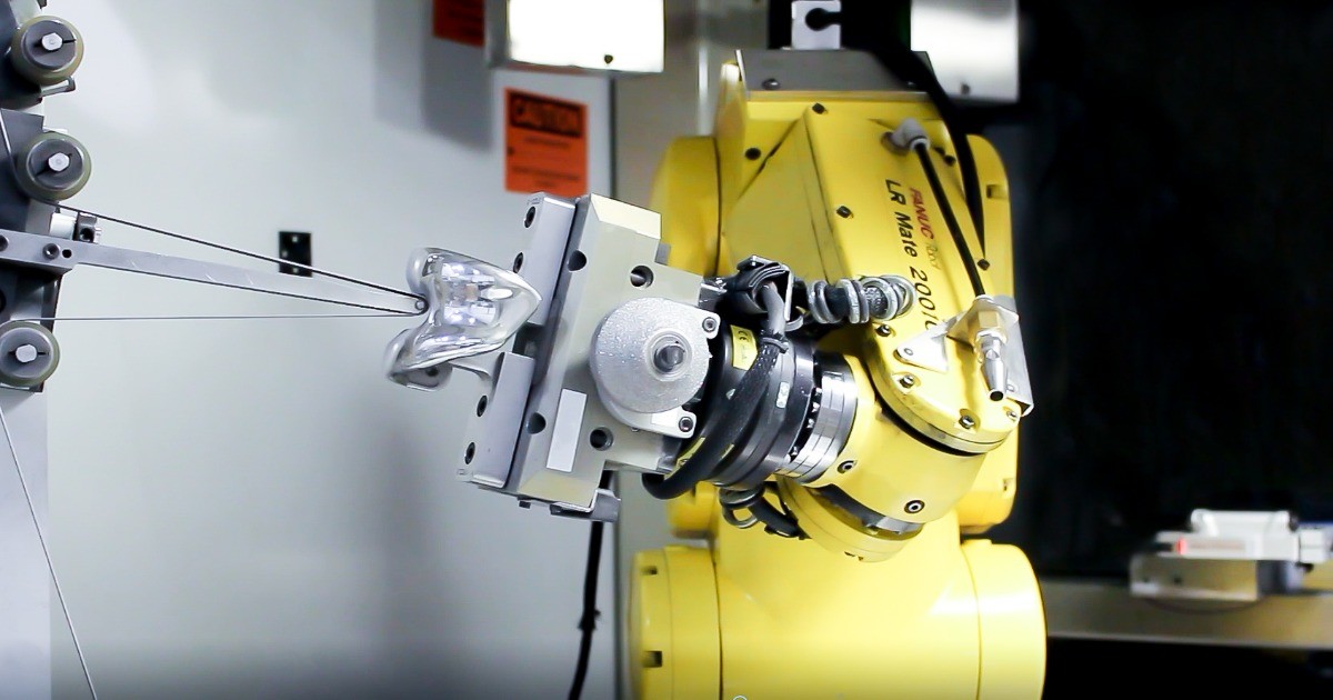 將機器人表面處理經驗，應用於骨科醫材的生產與檢測